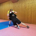 wenn man nicht vorbereitet ist. Ohne Fallschule kann damit der Kampf schon beendet sein; Kopf verliert gegen Beton. Punkt. takedown rush in